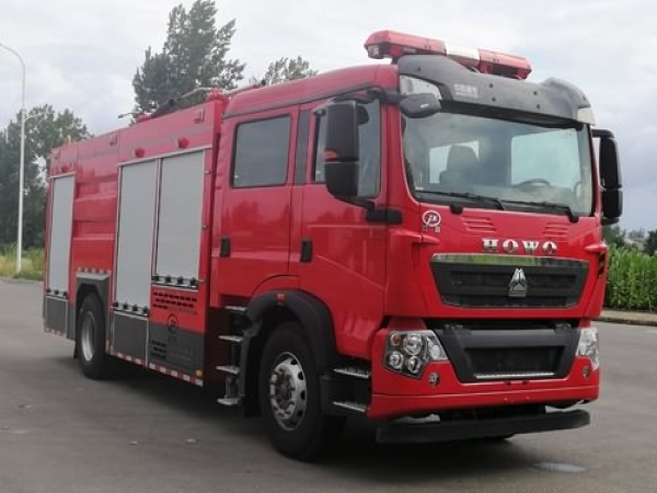 豪沃7噸干粉泡沫聯用消防車
