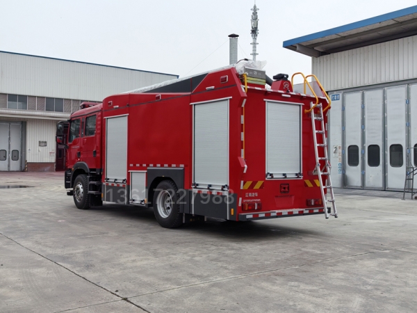 汕德卡7噸水罐消防車