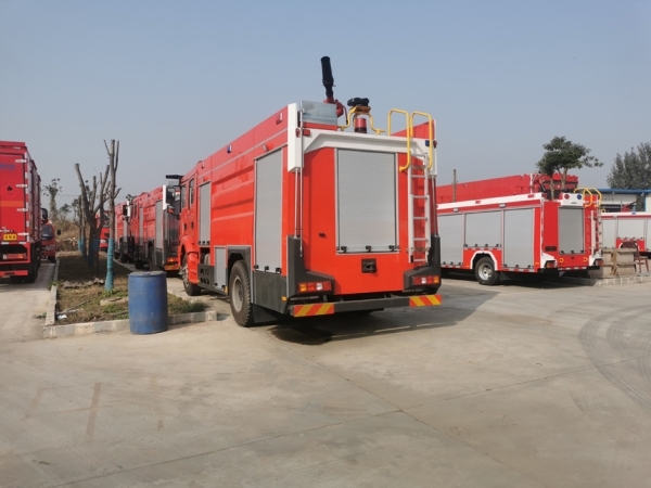 豪沃8噸泡沫消防車